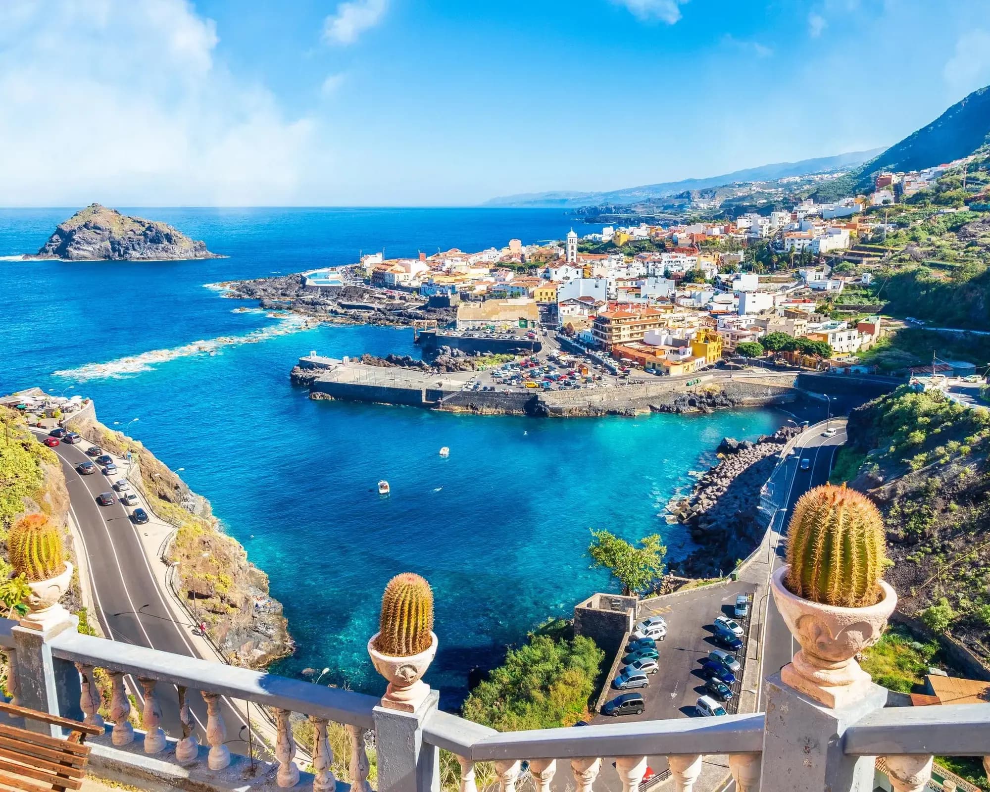 Une foule animée lors d'un événement culturel à Tenerife.