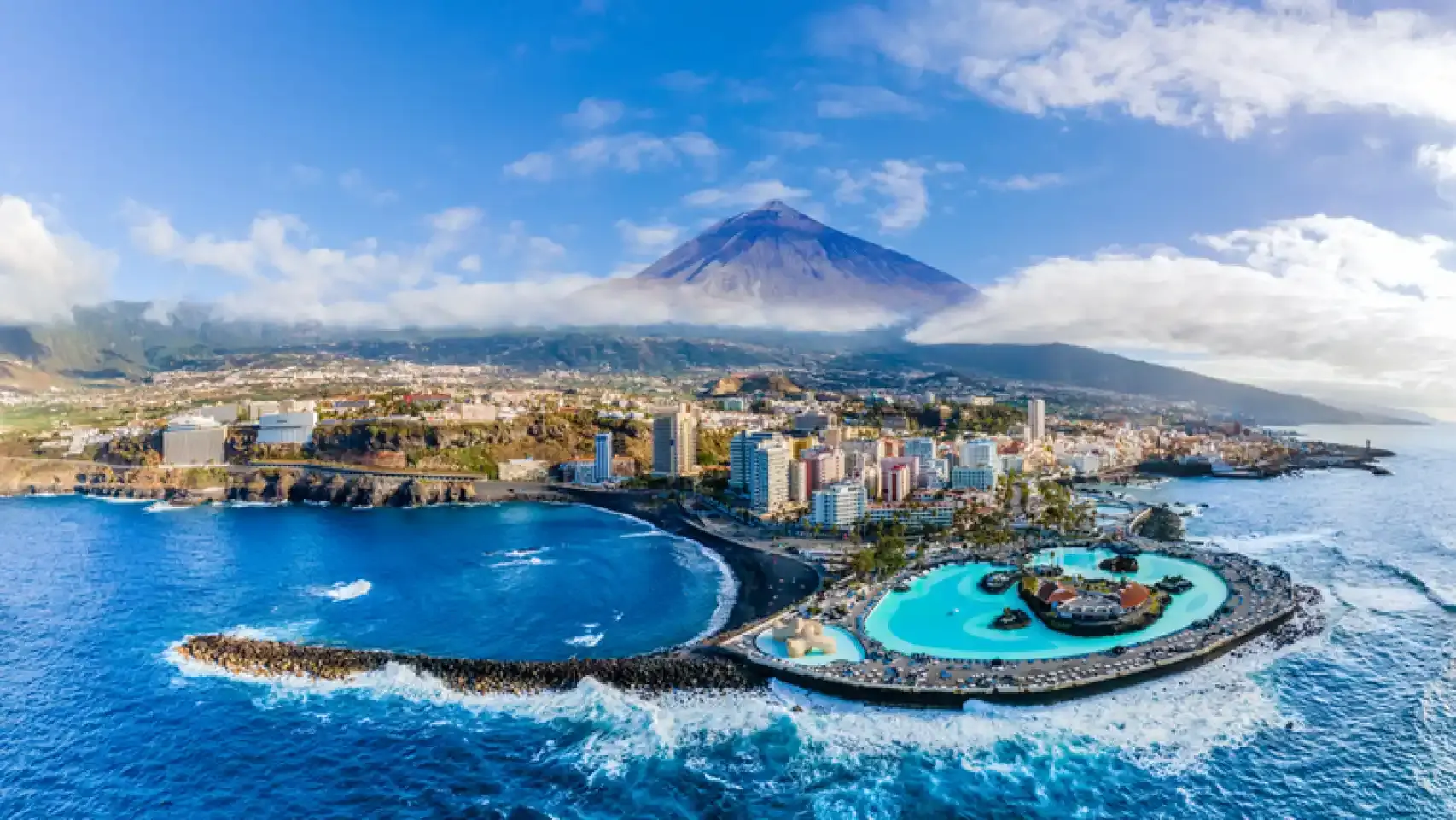 Des nomades numériques au travail près de la côte à Tenerife.