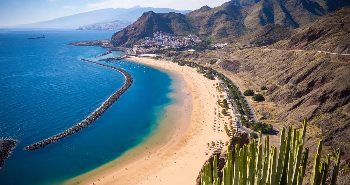 Un paysage côtier spectaculaire à Tenerife pour des aventures en plein air.