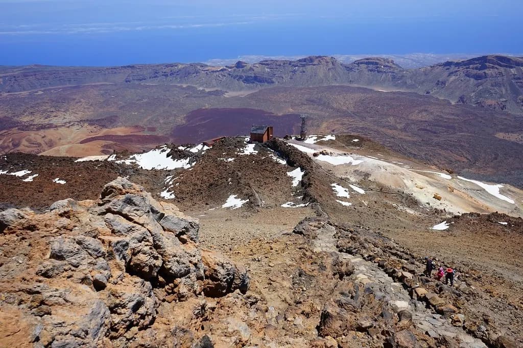 Paisaje del Teide visto desde una ruta de senderismo.