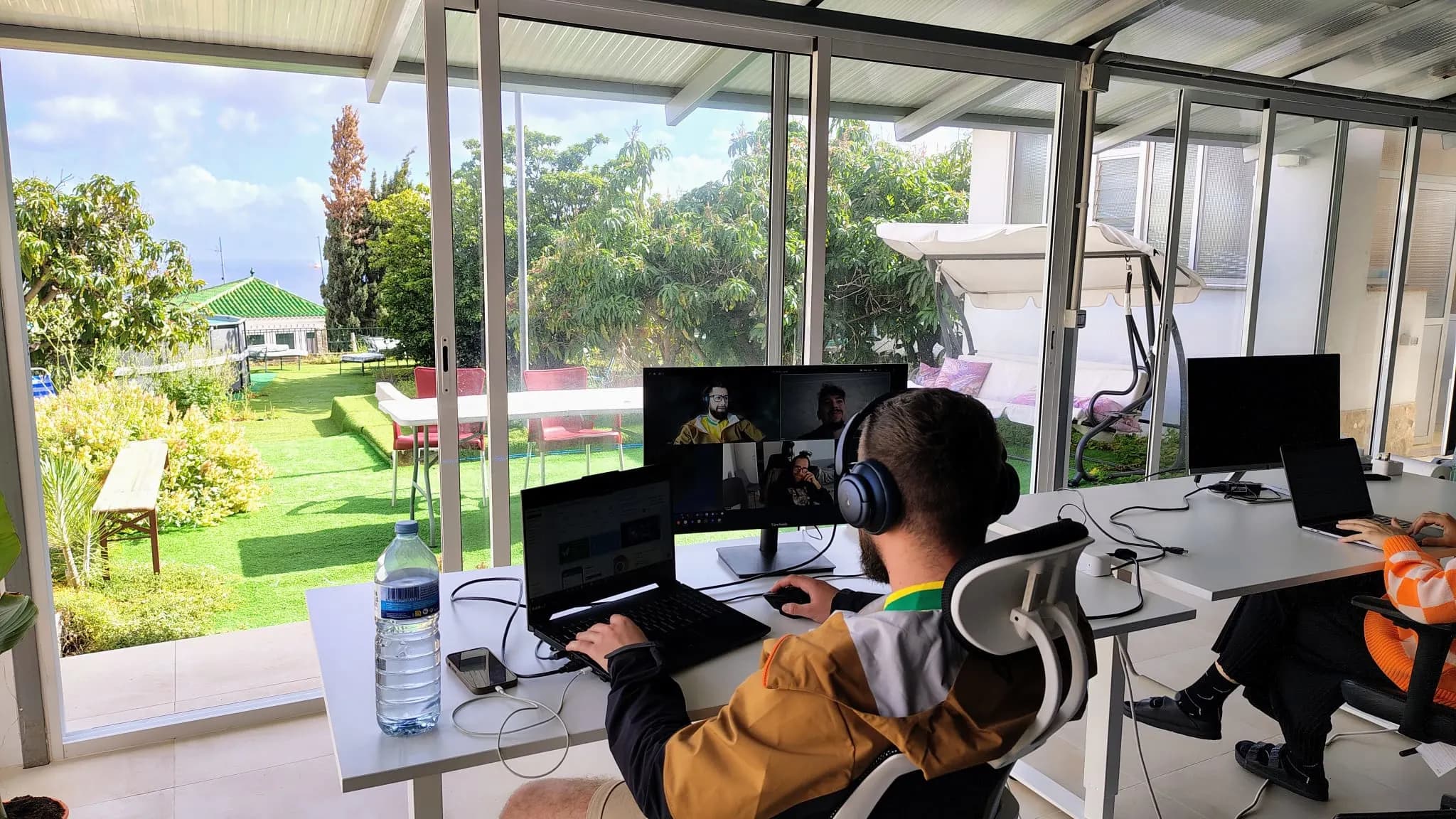 Puesto de coworking con luz natural y vistas al jardín.