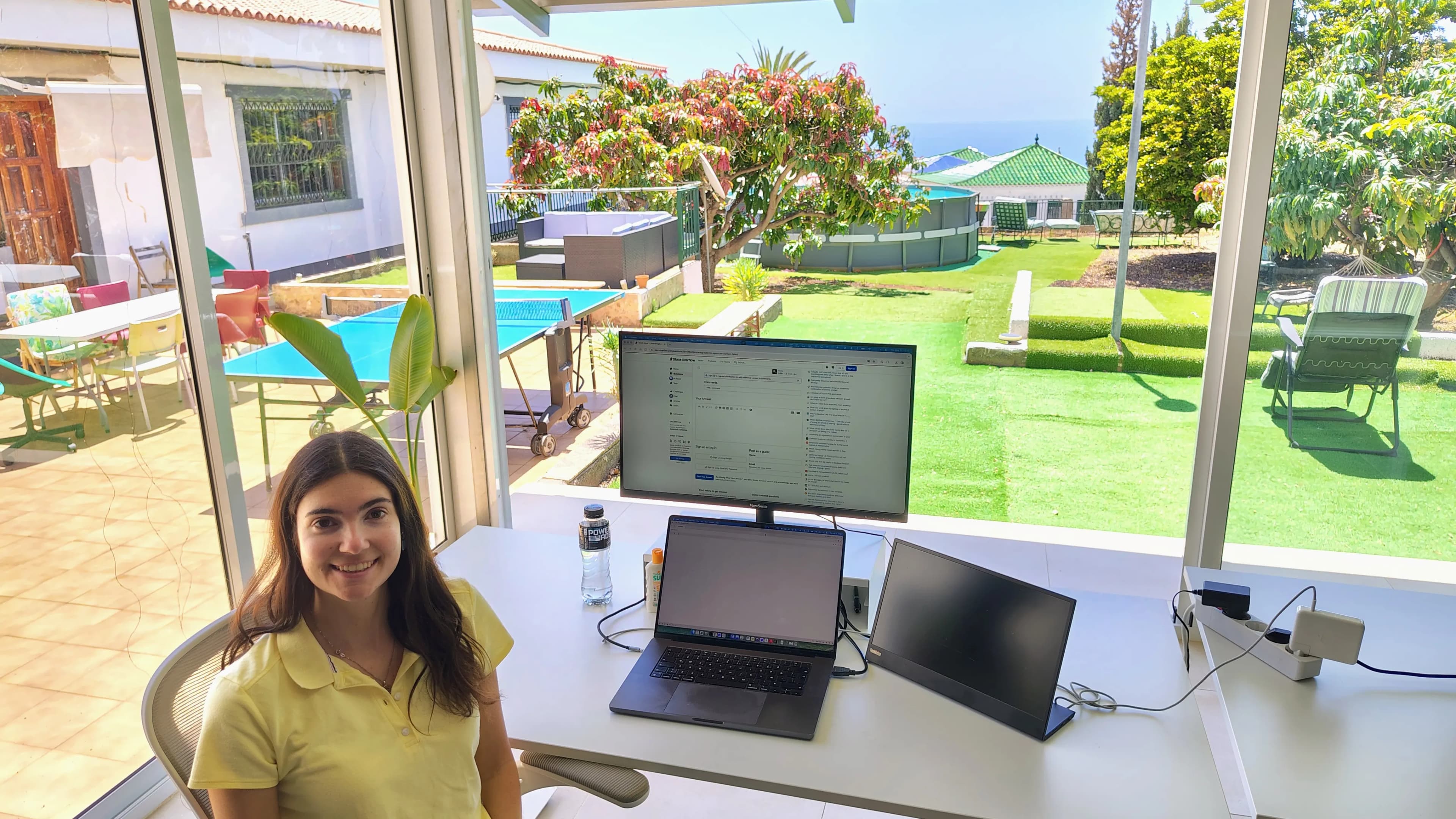 Coworking con vistas al mar, escritorios, monitores y luz natural.