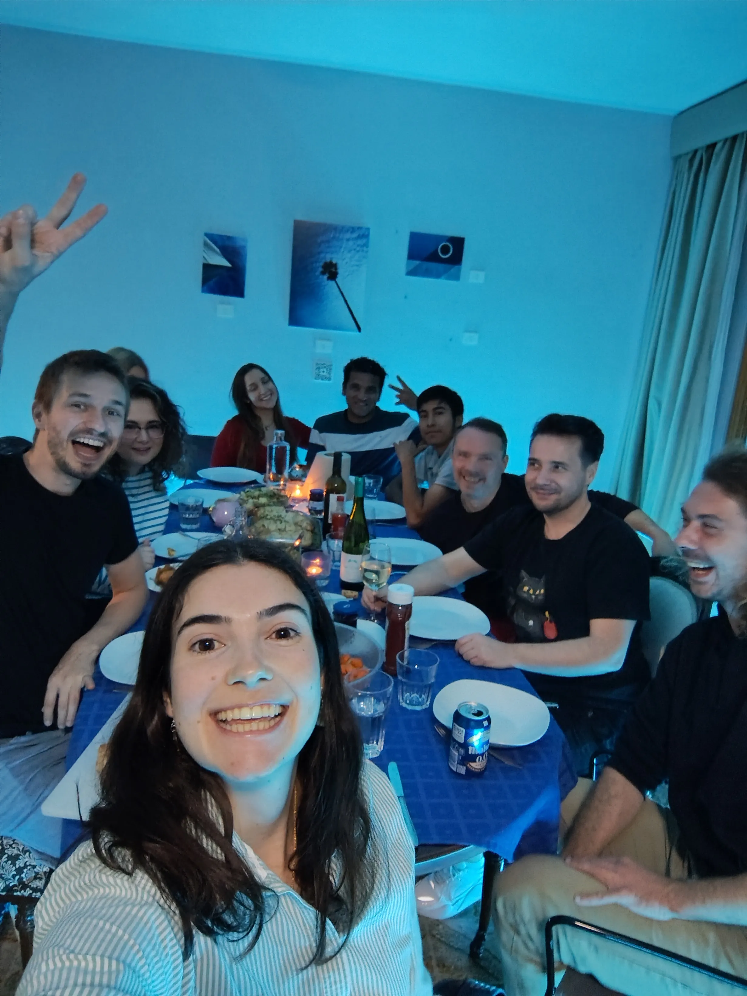Les colivers de Blue Paradise réunis autour d'un dîner communautaire fait maison.