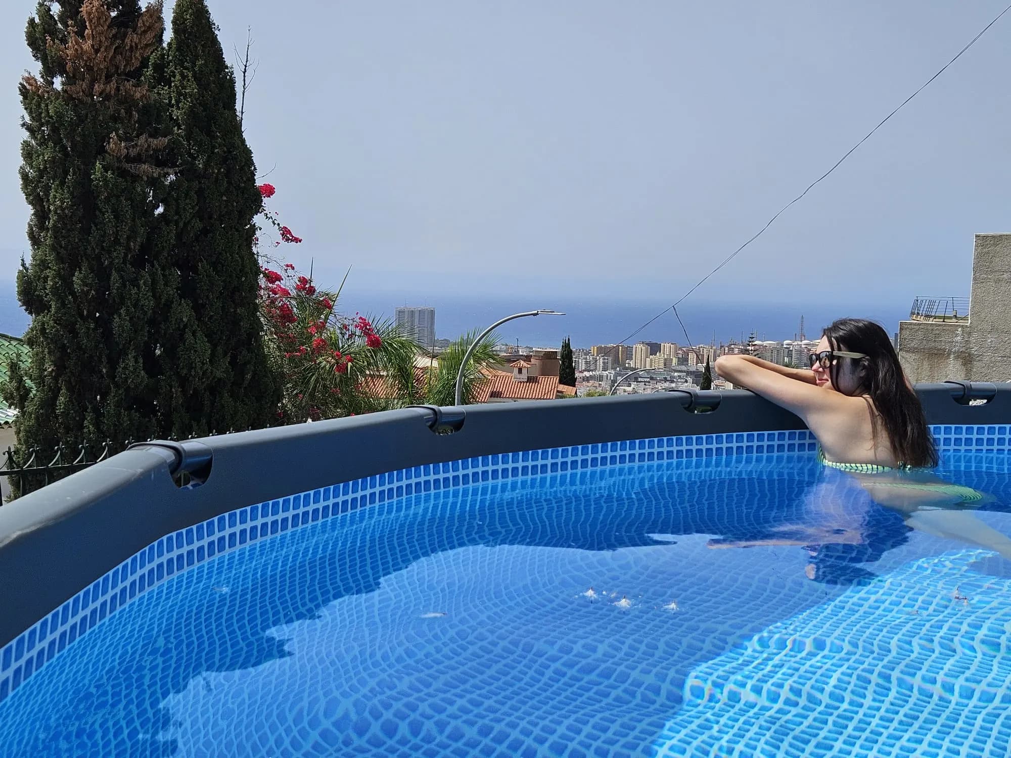 Coin lumineux de la piscine de Blue Paradise avec sièges extérieurs.