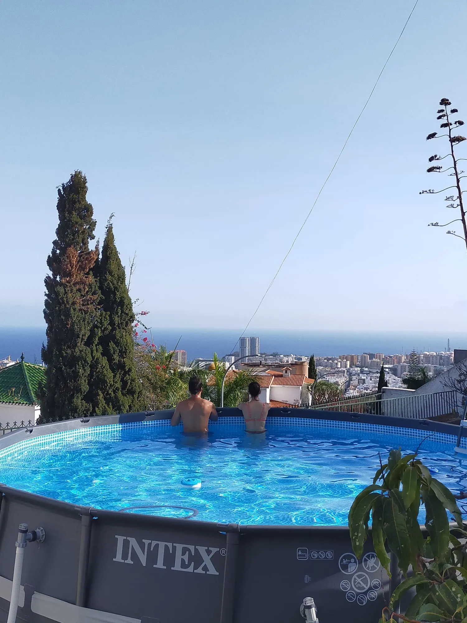 Piscine de Blue Paradise vue depuis le côté jardin.