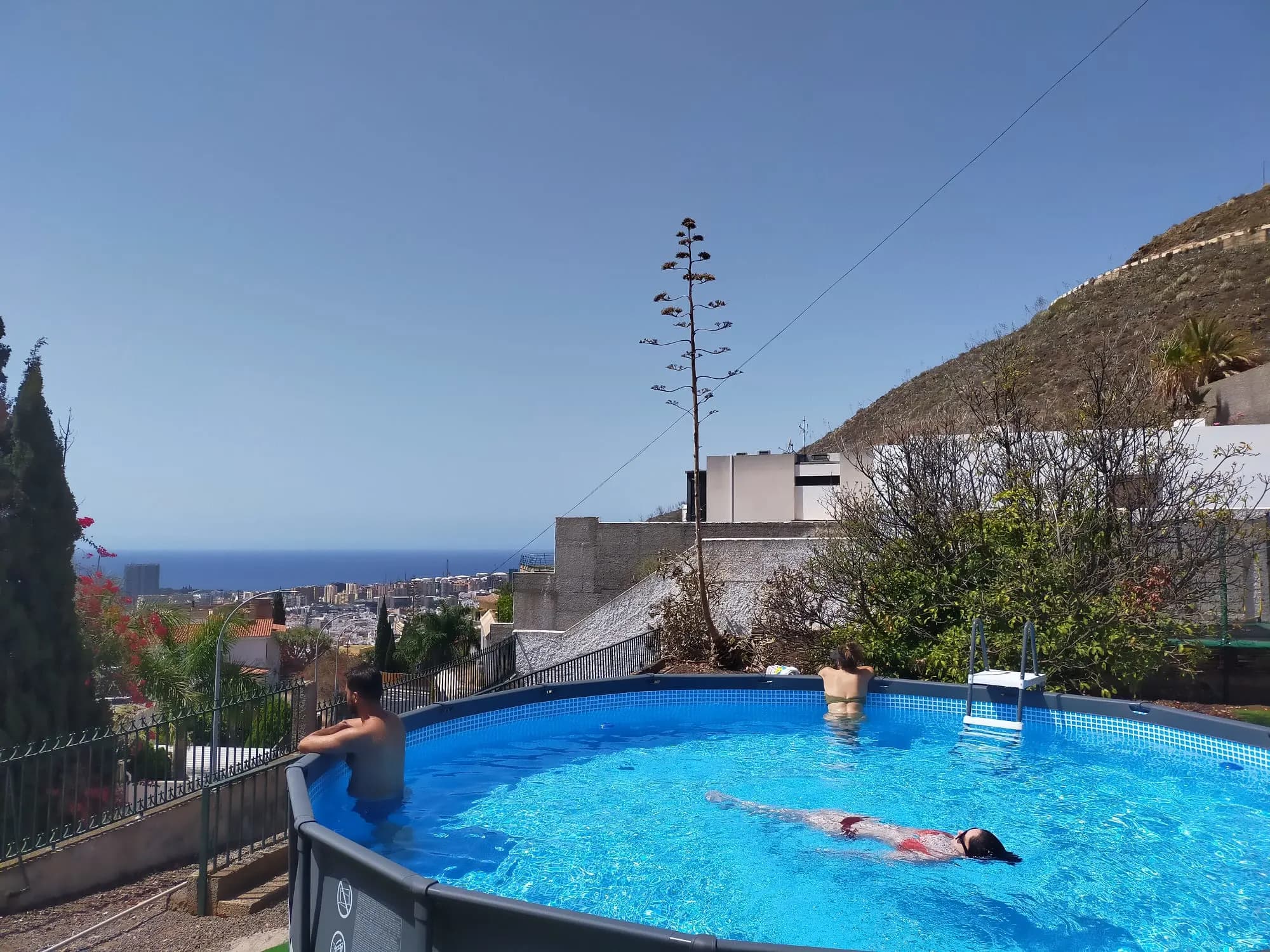 Piscine avec vue sur l'océan et Santa Cruz.