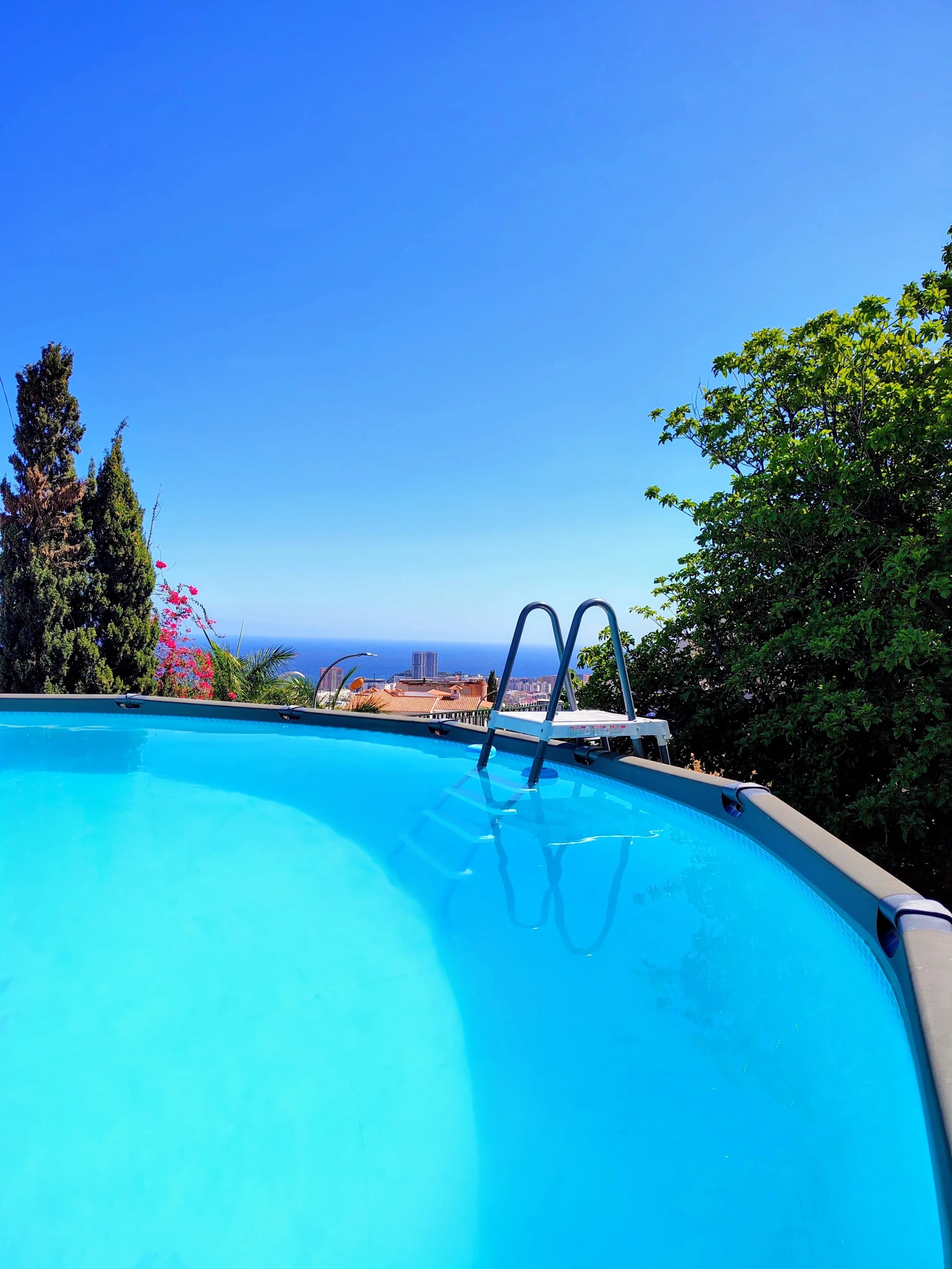 Vue verticale de la piscine de Blue Paradise et de la terrasse environnante.