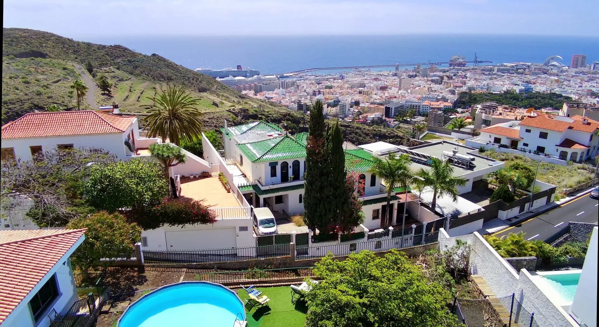 La maison Blue Paradise à Ifara avec Santa Cruz et l'océan Atlantique en contrebas.