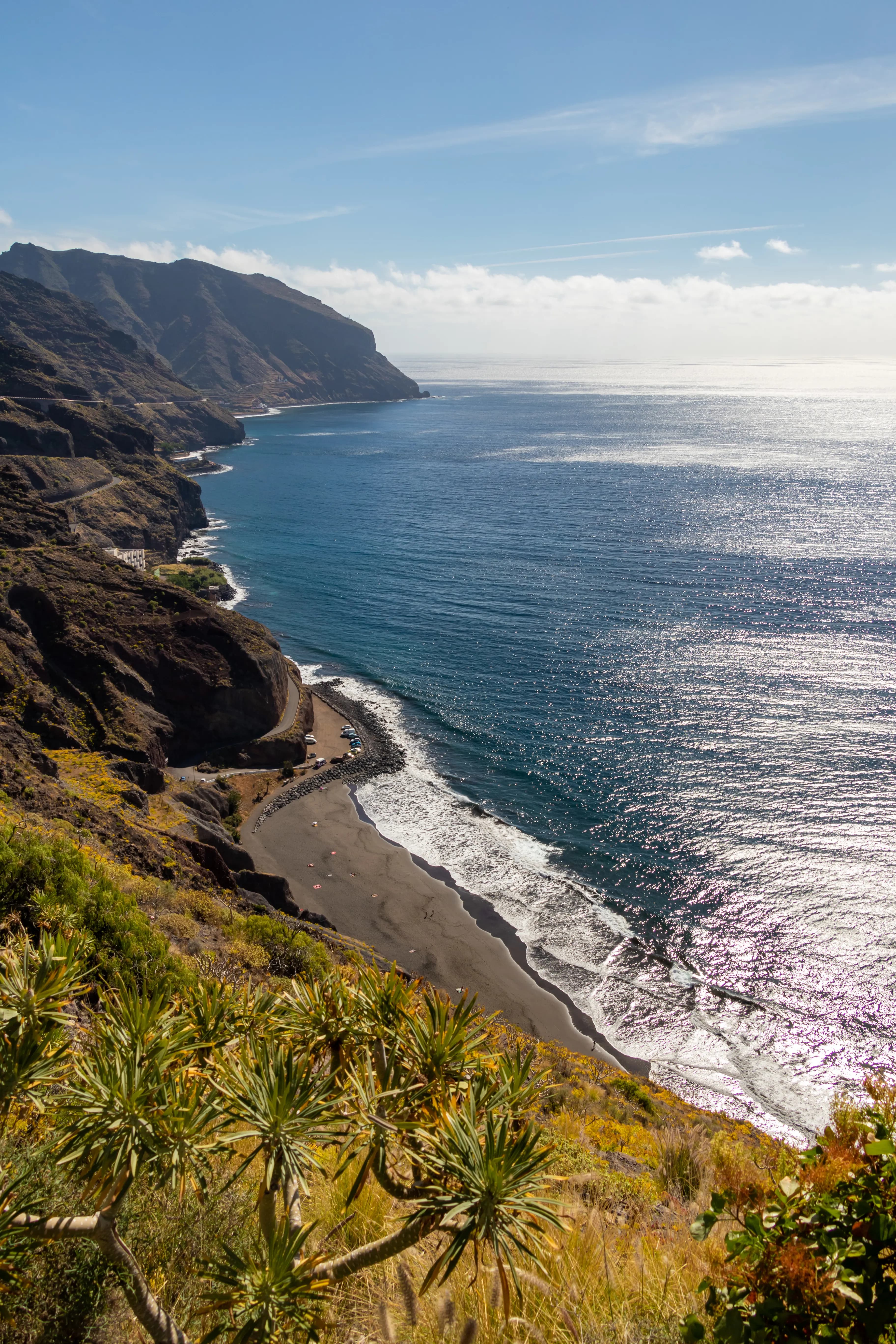 Un littoral volcanique escarpé avec des falaises à Tenerife.