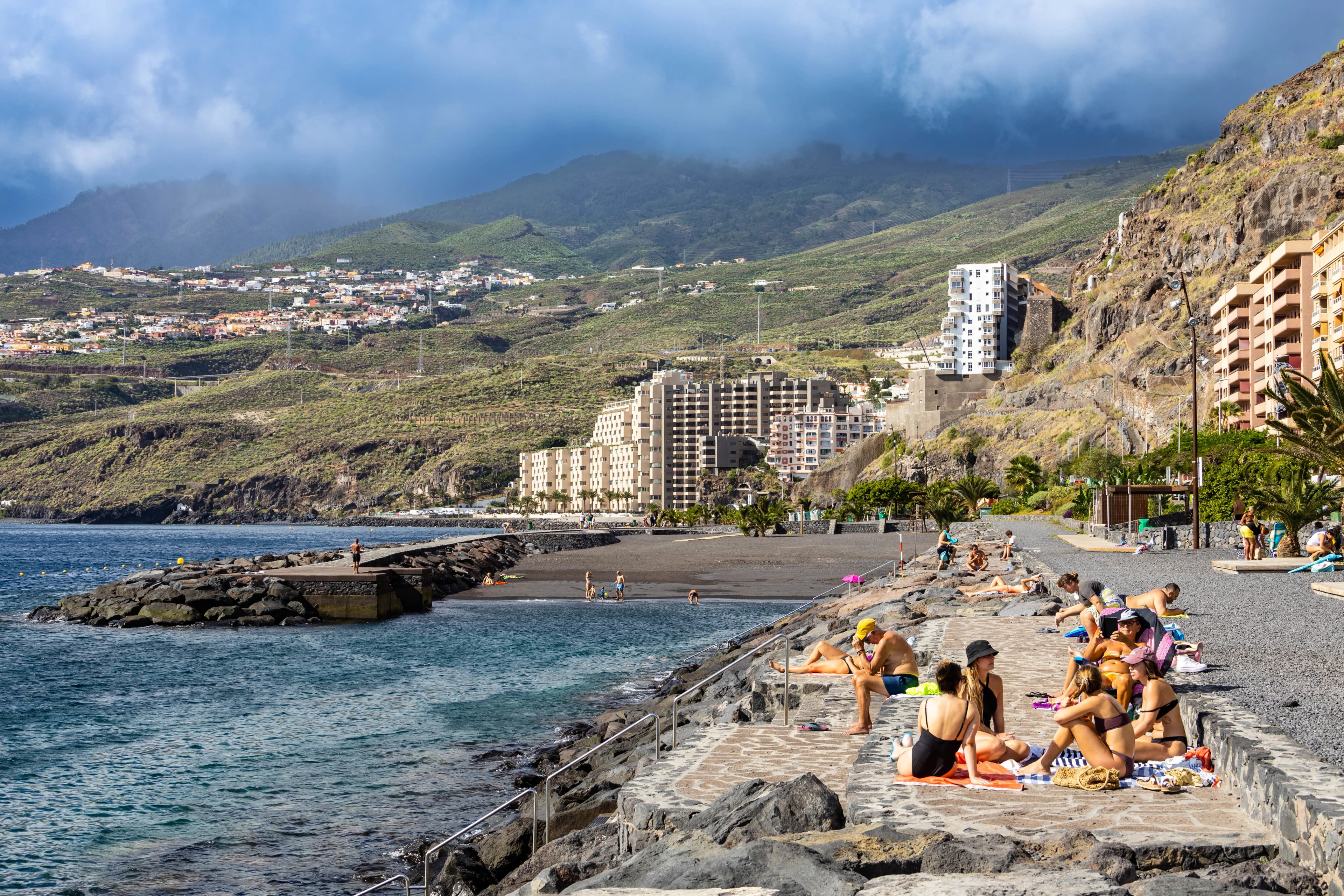 Sports nautiques dans la mer cristalline de Tenerife.