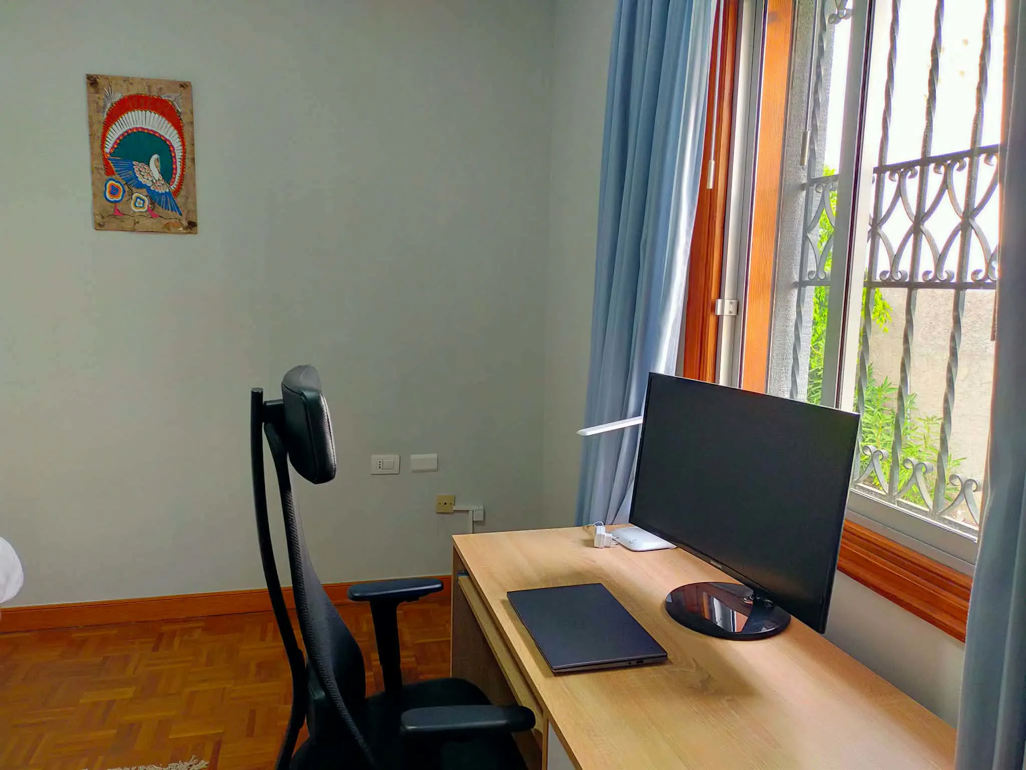 Escritorio dentro de la habitación para jornadas completas en Blue Paradise.