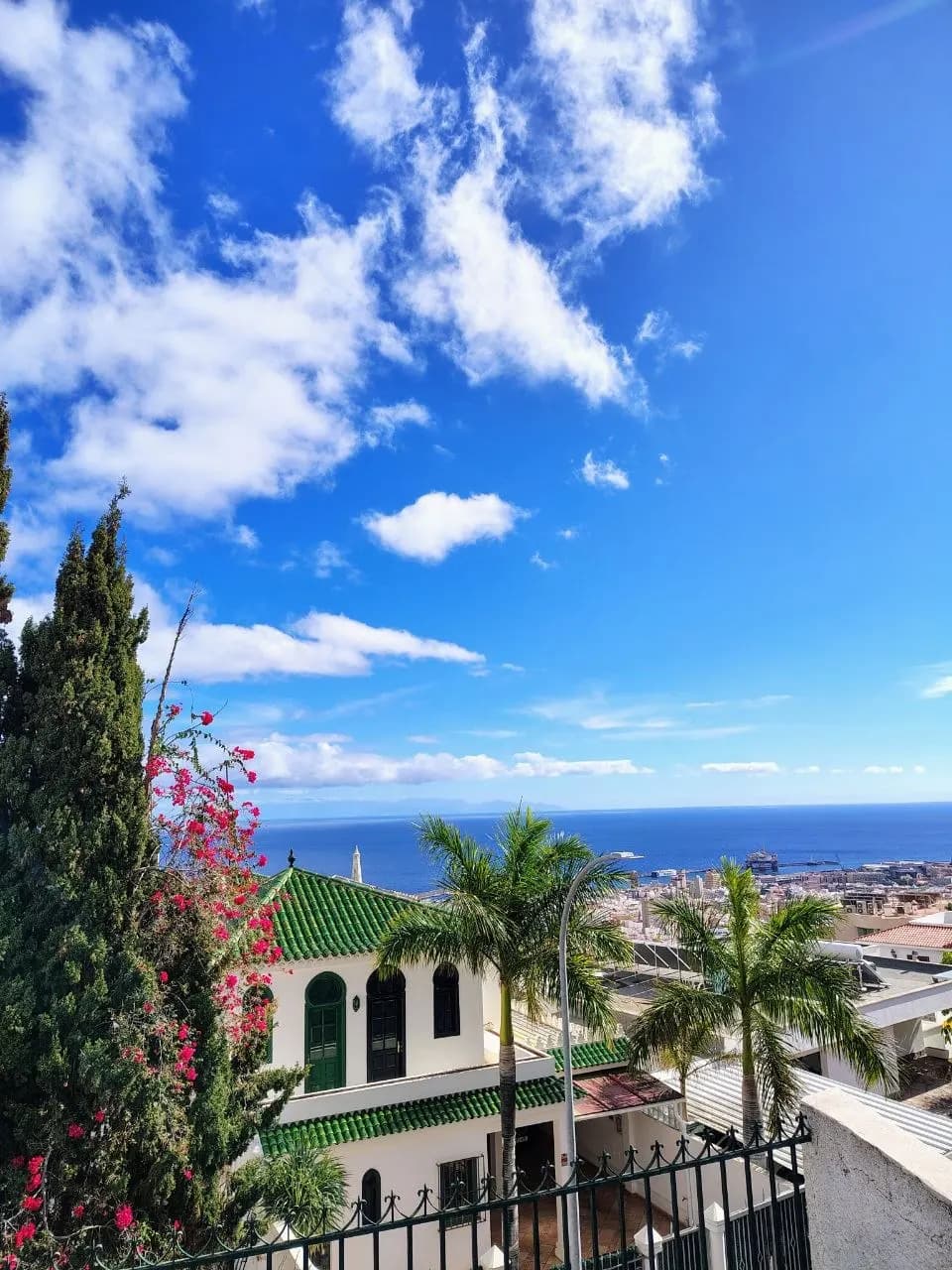 Terraza soleada en Tenerife con cielo despejado y asientos al aire libre.