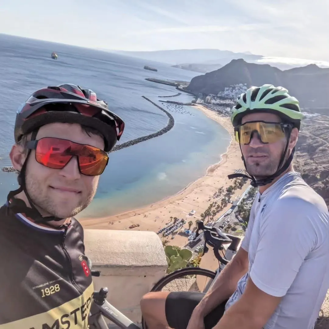 Ciclista su una strada di montagna a Tenerife.