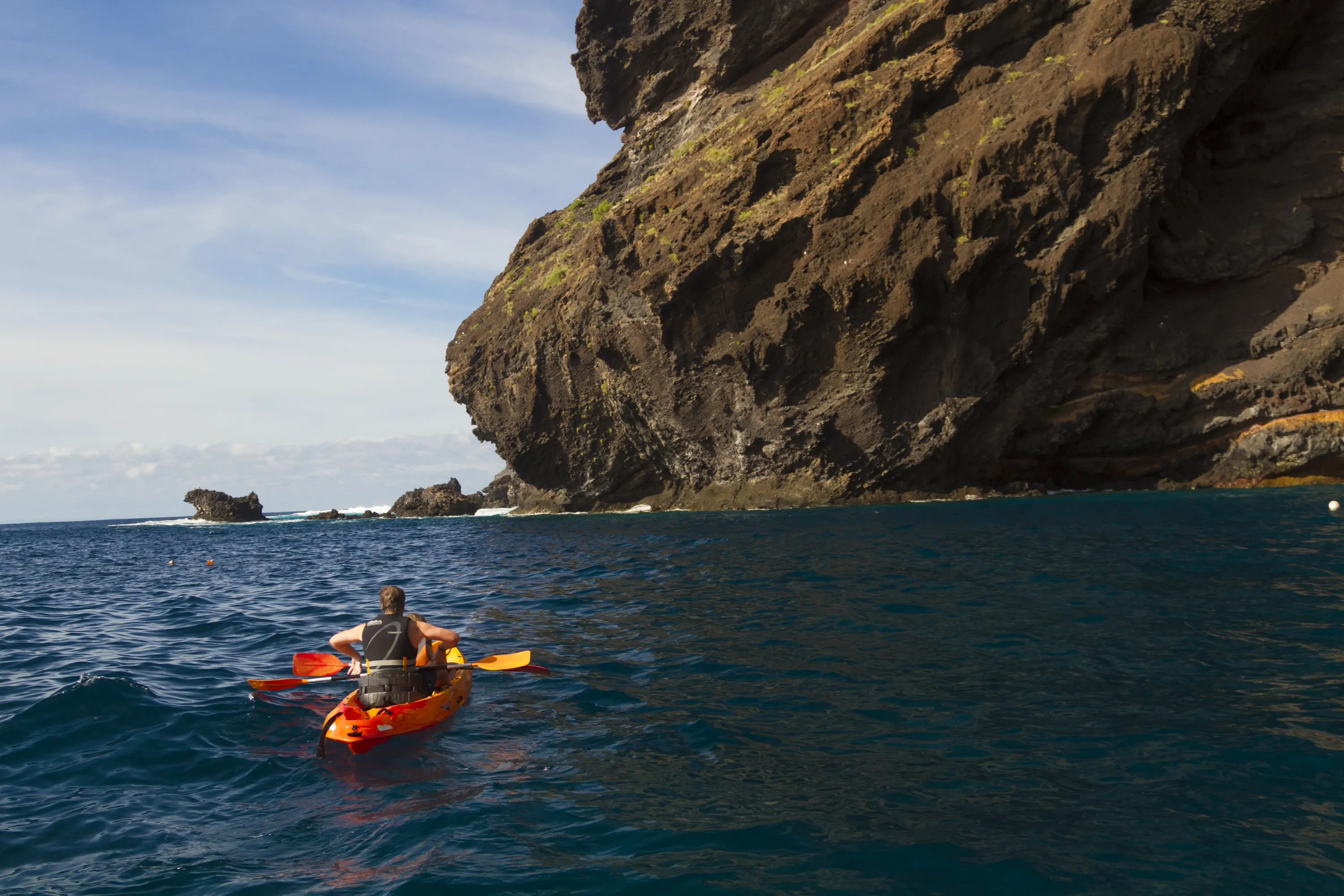 Kayakistas remando por la costa de Tenerife.