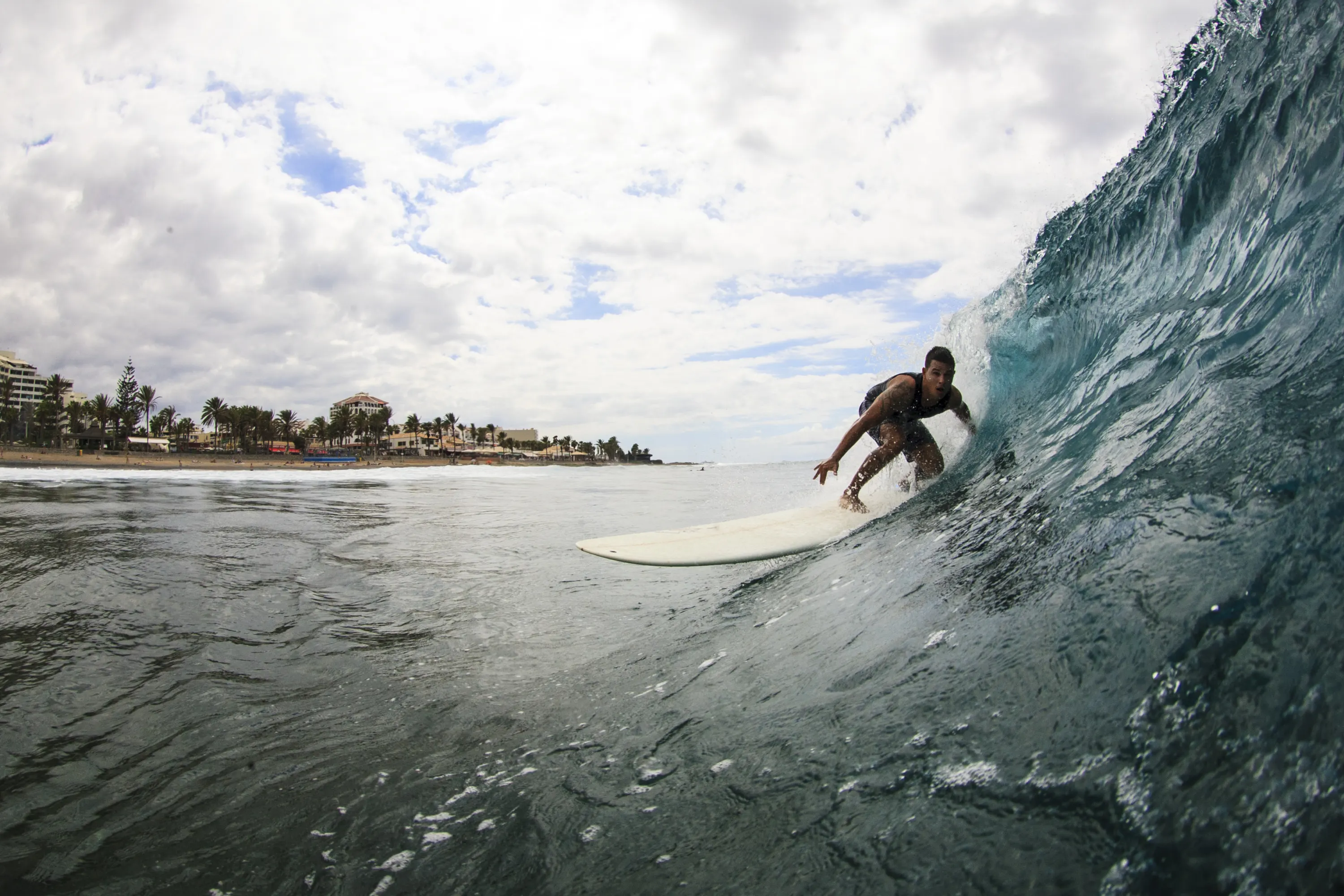 Surfista cogiendo una ola en la costa de Tenerife.
